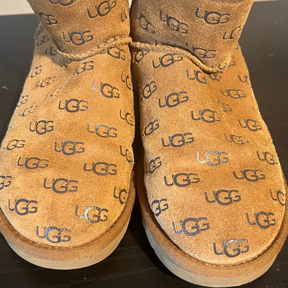 UGG Classic Logo chestnut Brown Mini Boots Sz 6